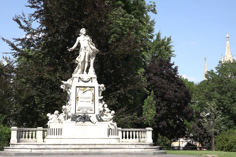 Discover Deluxe Austria